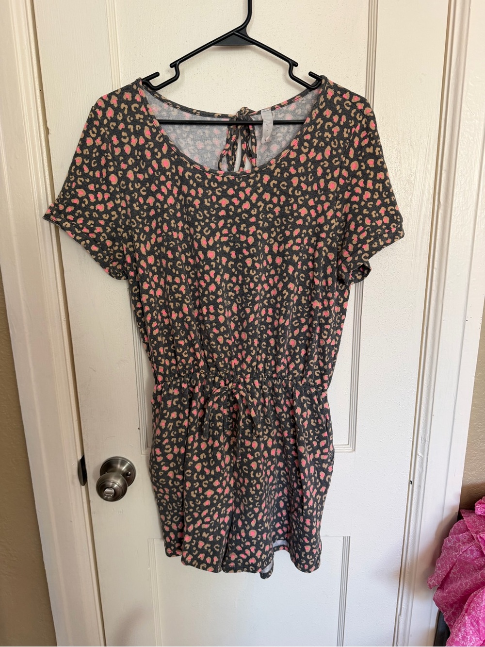 Women’s Short Sleeve Scoop Neck Tunic Romper in Dark Gray w/ Pink Leopard. L